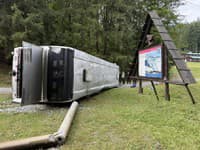 Nehoda autobusu so študentmi v Starých Hamroch