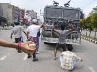 Zásah nepálskej polície proti demonštrantom si vyžiadal najmenej 14 obetí