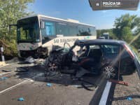 Vážna nehoda pri Hlohovci! FOTO Auto sa zrazilo s autobusom, vodiča odvážal vrtuľník