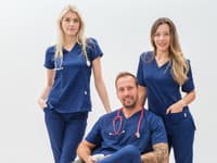 Perlička vniesla do slovenského zdravotníctva farby a pohodlné strihy