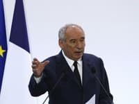 Francúzsky premiér odovzdal prezidentovi Macronovi svoju demisiu