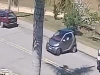 Parkovanie skončilo fiaskom: Vodič sa snažil na svojom mini aute paralelne zaparkovať, VIDEO baví internet!