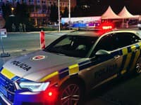 Policajt po nehode nafúkal skoro dve promile: Kolegovia museli hľadať jeho zbraň aj preukaz