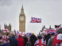 V Londonu protesti skrajne desnice in protirasistični protesti privedli do spopadov