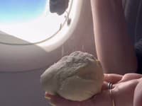 NEUVERITEĽNÝ pohľad počas letu: VIDEO Žena si začala v lietadle pripravovať cestoviny! NECHUTNÉ a nehygienické