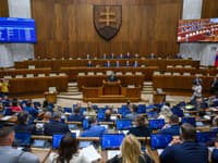 Poslanci začali utorkové rokovanie diskusiou ku konsolidácii: Ďalším návrhom sa budú venovať poobede