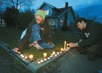 Neďaleko miesta masakry
horia sviečky na
pamiatku obetí.