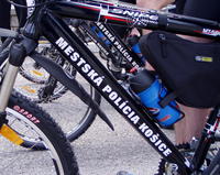 Každý
bicykel je
označený
nápisom.