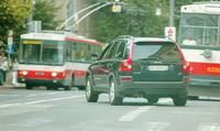 NEREŠPEKTOVANIE PRUHU PRE MHD: Volvo lídra  Smeru niekoľkokrát vošlo aj do pruhu určeného pre mestskú hromadnú dopravu. 