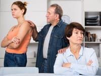 Neuveriteľné, čo manžel spravil: Na romantický víkend priviedol vlastnú mamu! Žena skončila v inej izbe