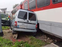 V Lietavskej Lúčke sa zrazilo auto s vlakom