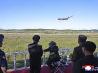 Severokórejský vodca sledoval skúšky útočných dronov, vyslovil sa za využitie AI