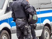 Polícia obvinila 48-ročného muža zo závažného zločinu po streľbe na auto v obci Dačov Lom