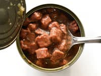 Rodinný TRAPAS pri obede: Teta si omylom pochutila na psom krmive! Neter ju chcela zachrániť, no skončila s obvinením