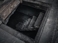 Žena pri rekonštrukcii domu objavila tajné dvere: TO, čo sa skrývalo pod kobercom, ju ŠOKOVALO! Hororový objav