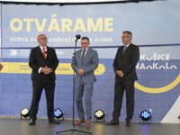 Minister dopravy SR Jozef Ráž (nominant SMER-SD, druhý zľava), generálny riaditeľ Národnej diaľničnej spoločnosti (NDS) Filip Macháček (druhý sprava) a generálny riaditeľ spoločnosti Eurovia Róbert Šinály (vpravo) počas slávnostného otvorenia nového, vyše 14 kilometrov dlhého ťahu rýchlostnej cesty R2 Košice, Šaca - Košické Oľšany.