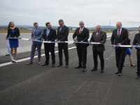 Na snímke minister dopravy SR Jozef Ráž (nominant SMER-SD, štvrtý sprava), štátny tajomník ministerstva dopravy Igor Choma (tretí sprava), generálny riaditeľ Národnej diaľničnej spoločnosti (NDS) Filip Macháček (druhý zľava), generálny riaditeľ spoločnosti Eurovia Róbert Šinály (štvrtý zľava) a primátor mesta Košice Jaroslav Polaček prestrihávajú pásku počas slávnostného otvorenia nového, vyše 14 kilometrov dlhého ťahu rýchlostnej cesty R2 Košice, Šaca - Košické Oľšany, II. úsek.