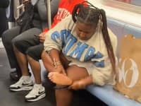 Nechutná scéna z newyorského metra! VIDEO Žena si robila pedikúru pred cestujúcimi: Suchá koža lietala všade