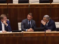 Hlasovanie o novele Ústavy sa presúva: Do rozpravy sa prihlásilo päť opozičných poslancov