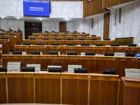 Poslanci pokračujú v diskusii o energopomoci: Budú tiež hlasovať o novele ústavy
