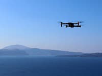 Ďalší POPLACH v Dánsku! Nad najväčšou leteckou vojenskou základňou sa objavili neznáme drony