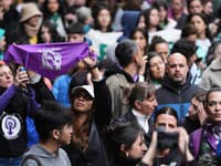 Ľudia v Argentíne protestujú proti mučeniu a zabitiu troch mladých žien, Brendy del Castillo, Moreny Verdi a Lary Gutierrezovej.