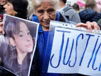 Ľudia v Argentíne protestujú proti mučeniu a zabitiu troch mladých žien, Brendy del Castillo, Moreny Verdi a Lary Gutierrezovej.
