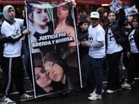 Ľudia v Argentíne protestujú proti mučeniu a zabitiu troch mladých žien, Brendy del Castillo, Moreny Verdi a Lary Gutierrezovej.