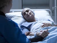 Dcéra zomrela pre matkin fanatizmus: Konšpiračná matka verila viac kávovým klystírom než chemoterapii!