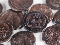 Historický nález v Galilei: Archeológovia objavili tajnú skrýšu medených mincí! Prežili 1 600 rokov ukryté pred Rimanmi