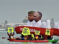 Aktivisti s figurínami Trumpa a Putina zablokovali jeden z najdôležitejších prístavov Európskej únie