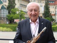 Felix Slováček v Piešťanoch na otvorení výstavy Alfonza Muchu