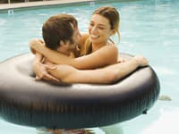 Zamilovaný pár to už nevydržal: Rozdali si to v hotelovom bazéne pred očami turistov a detí!