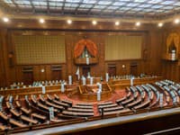 Na Japonskem se razpada vladna koalicija, prihodnost nove voditeljice Takaichi pod vprašajem