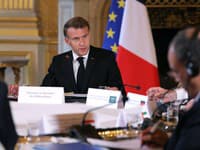 Emmanuel Macron zvolal schôdzku lídrov politických strán: Nepozval však krajnú pravicu a ľavicu