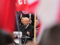 Líder poľskej opozičnej strany Právo a spravodlivosť (PiS) Jaroslaw Kaczynski rozpráva počas protestného zhromaždenia proti nelegálnej migrácii a dohode Mercosur vo Varšave.