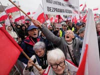 Stúpenci poľskej opozičnej strany Právo a spravodlivosť (PiS) skandujú počas protestného zhromaždenia proti nelegálnej migrácii a dohode Mercosur vo Varšave.
