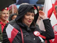 Stúpenkyňa poľskej opozičnej strany Právo a spravodlivosť (PiS) reaguje počas protestného zhromaždenia proti nelegálnej migrácii a dohode Mercosur vo Varšave.