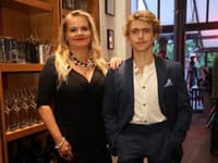 Krst nového albumu Richarda Müllera. Na snímke Vanda Wolfová, syn Markus