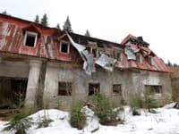 Zdevastovaný a chátrajúci areál bývalých kúpeľov je doteraz nevyužívaný