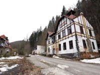 Zdevastovaný a chátrajúci areál bývalých kúpeľov je doteraz nevyužívaný