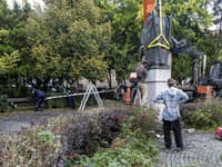 Odstraňovanie pomníka Mareka Čulena na Námestí slobody v Bratislave