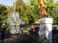 Odstraňovanie pomníka Mareka Čulena na Námestí slobody v Bratislave