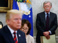 Trumpovho exporadcu obvinili z uchovávania utajovaných informácií