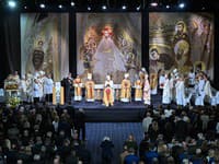 Na snímke novovymenovaný biskup ordinariátu Ozbrojených síl a ozbrojených zborov SR Pavol Šajgalík (uprostred chrbtom) počas biskupskej vysviacky v Bratislave.