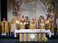 Na snímke emeritný biskup ordinariátu Mons. František Rábek (uprostred) počas biskupskej vysviacky a uvedenia do úradu Mons. Pavla Šajgalíka, biskupa Ordinariátu Ozbrojených síl a ozbrojených zborov Slovenskej republiky v Bratislave.