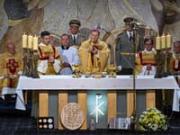 Na snímke novovymenovaný biskup ordinariátu Ozbrojených síl a ozbrojených zborov SR Pavol Šajgalík (uprostred) počas biskupskej vysviacky v Bratislave v sobotu 18. októbra 2025. Hlavným svätiteľom bol emeritný biskup ordinariátu Mons. František Rábek (vľavo). Spolusvätiteľmi boli košický arcibiskup metropolita a predseda Konferencie biskupov Slovenska Mons. Bernard Bober (nie je na snímke) a bratislavský arcibiskup metropolita Mons. Stanislav Zvolenský (vpravo).