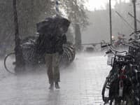 Počasie bude NEBEZPEČNÉ! Varovania meteorológov: Vetrisko a prudký lejak, TU sa majte na pozore