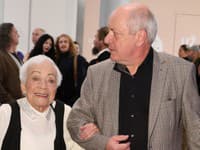 Eva Landlová (93) po VÁŽNOM úraze opäť v spoločnosti: Ku chôdzi si dopamáha!