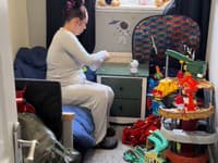 V pyžame po deti do školy?! VIDEO tejto mamy rozdelilo rodičov: Ste za alebo proti?